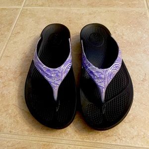 Oofos OohLaLa - purple paisley